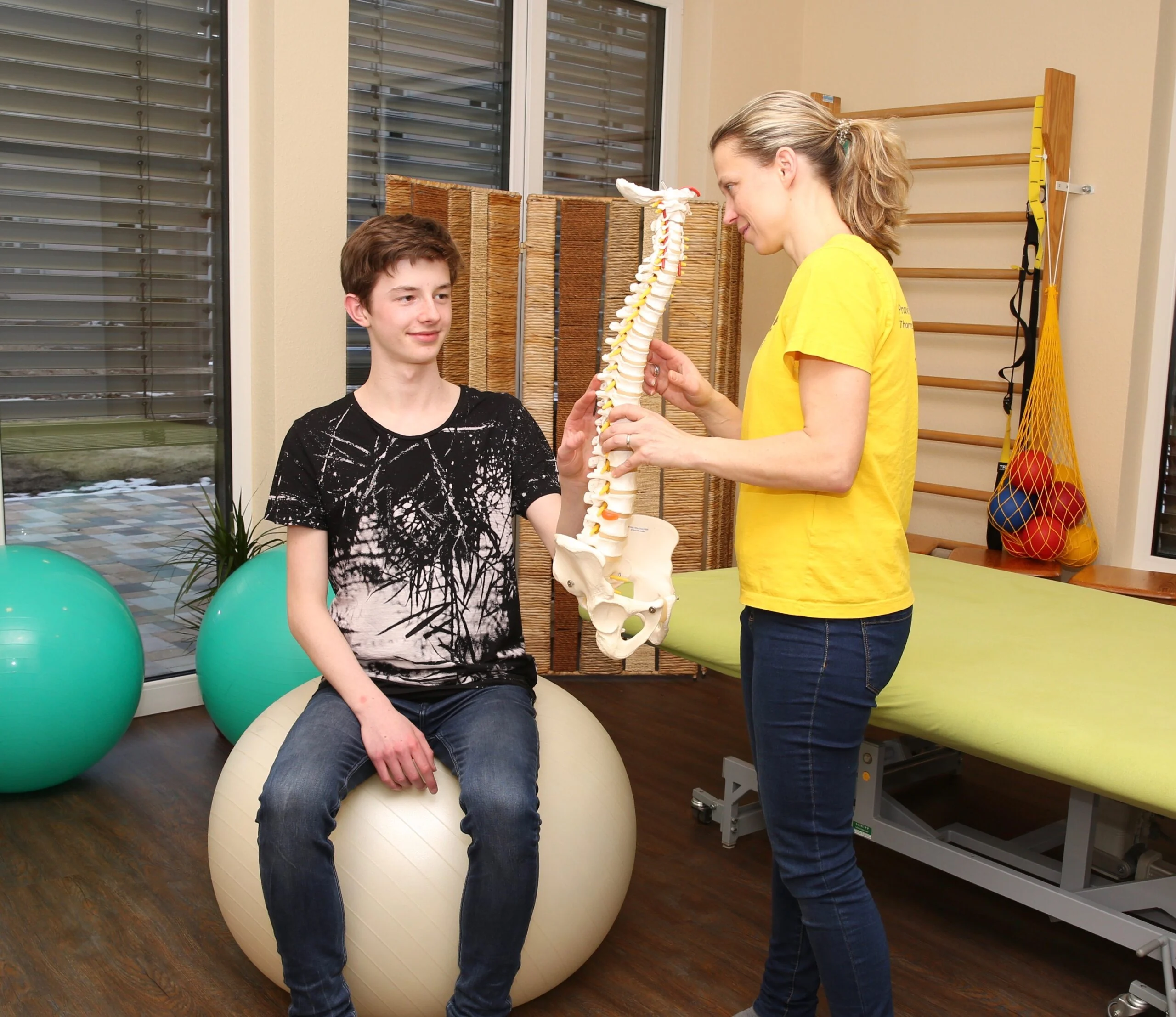 Physiotherapeutische Beratung mit Wirbelsäulenmodell